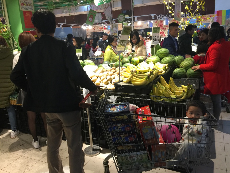 Giáp Tết, người dân Hà Nội đổ xô mua sắm Tết, siêu thị đông đặc - 4 Rất nhiều phụ huynh cho các em bé đi siêu thị khi thời điểm này nhiều trường học đã cho trẻ nhỏ, học sinh nghỉ học.
