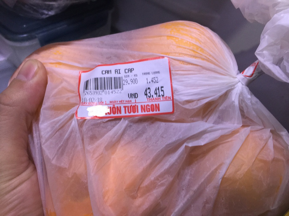 Cam, táo ngoại đồng giá 30.000 đồng/kg, người dân đổ xô mua về ăn Tết - 3 Tương tự táo Pháp, cam Ai Cập cũng có giá 30.000 đồng. Tuy nhiên, nhiều người sành mua cam cho biết, loại cam này tương tự như các loại cam xuất xứ từ Trung Quốc.