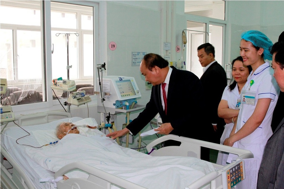 Thủ tướng Nguyễn Xuân Phúc thăm và làm việc với Bộ tư lệnh Quân khu 5 - 3 Thủ tướng Nguyễn Xuân Phúc tặng quà cho các bệnh nhân đang nằm điều trị tại Bệnh viện C Đà Nẵng
