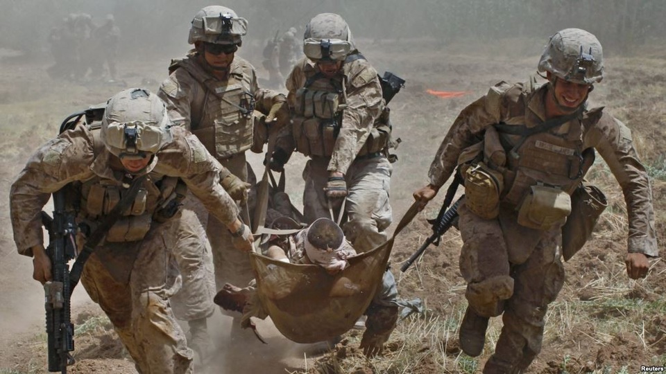 Mỹ tính triển khai hàng nghìn lính thủy đánh bộ tới Đông Á - 1 Lính thủy đánh bộ Mỹ khiêng đồng đội bị thương trong cuộc xung đột ở Afghanistan (Ảnh: Reuters)