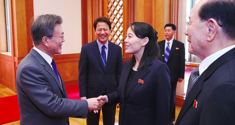 Em gái ông Kim Jong-un nói Seoul không xa lạ - 2 Bà Kim Yo-jong bắt tay Tổng thống Moon Jae-in tại Seoul (Ảnh: AFP)