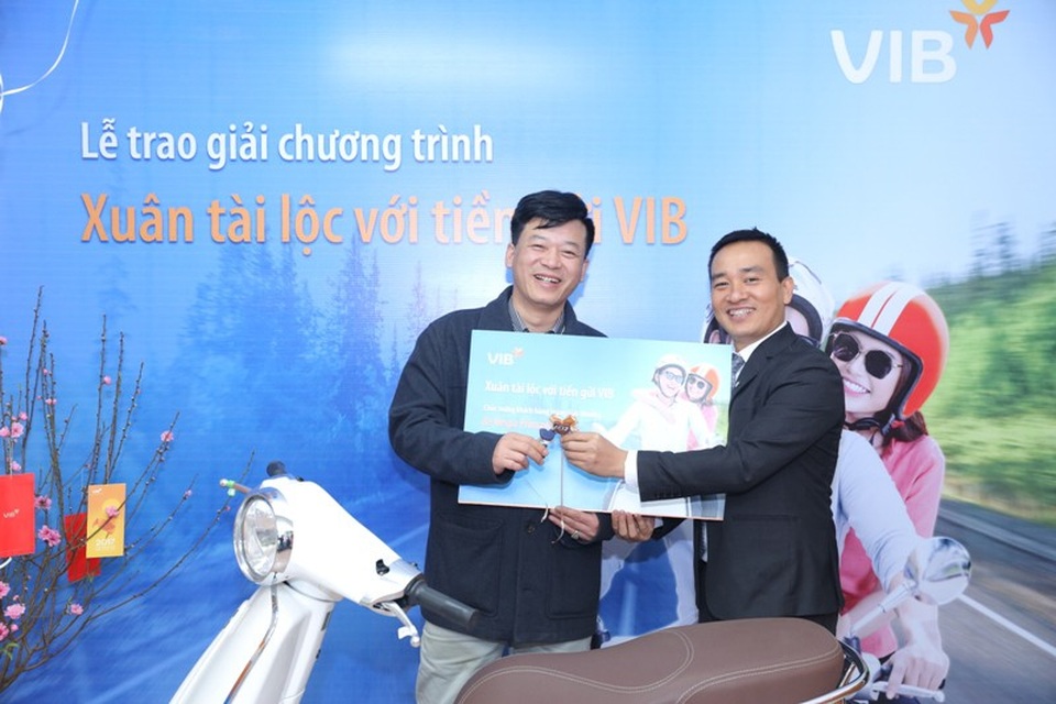 Hàng trăm giải thưởng hấp dẫn dành cho khách hàng gửi tiết kiệm tại VIB - 2
Đại diện VIB trao xe Vespa cho khách hàng trúng thưởng tuần 1