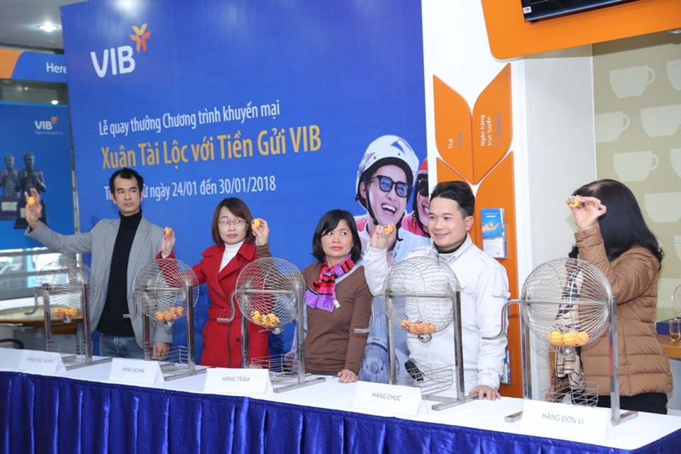 Hàng trăm giải thưởng hấp dẫn dành cho khách hàng gửi tiết kiệm tại VIB - 1 Khách hàng tham gia quay số trực tiếp tại chi nhánh VIB