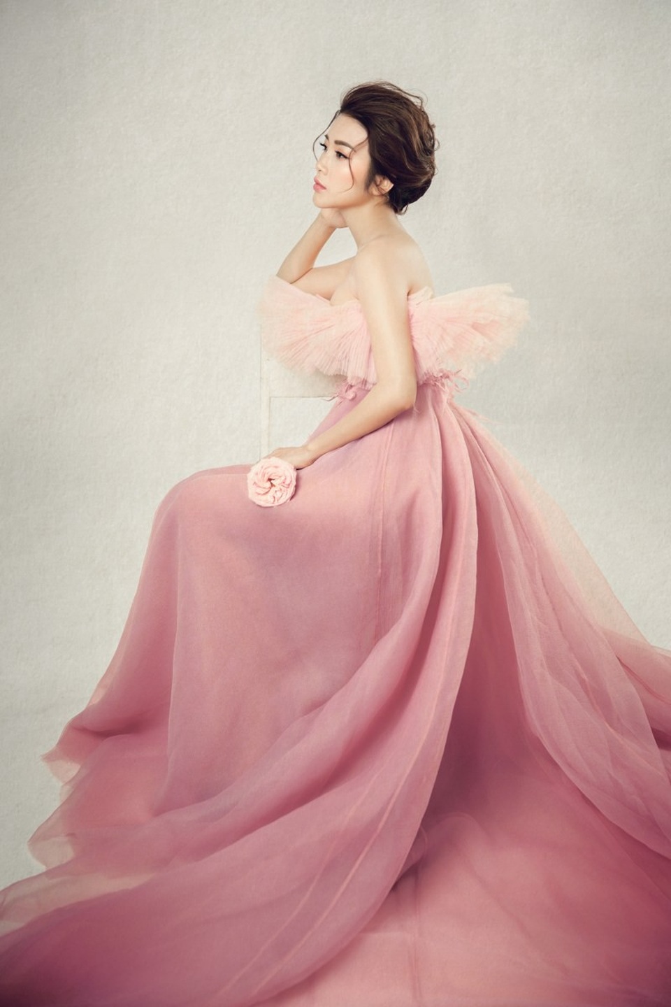 Yan My tự nhận mình là “tín đồ ăn uống” khi nói đến những món ăn ở Hà Nội mà cô yêu thích như bún chả, phở cuốn Ngũ Xã, bánh cuốn, bánh đúc… mà nhiều khi thèm Yan My vẫn nhờ bà ngoại làm cho cô ăn. Còn món cốm gói lá sen thì không thể nào quên được vì mùi vị của nó khiến cô gái Hà Nội nghĩ đến là thèm.