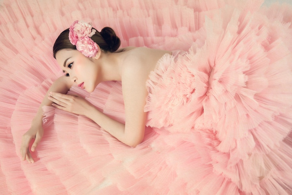 Năm nào cũng vậy, cứ giáp Tết, cô lại cố gắng tranh thủ sắp xếp công việc, trở về Hà Nội gói bánh chưng với mẹ và anh trai. Cô yêu không khí tất bật của những ngày cuối năm và nét đẹp trong Tết cổ truyền của người Hà Nội.