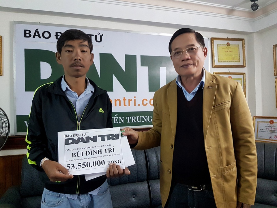 Hơn 53 triệu đồng đến gia đình lao đao vì bệnh hiểm nghèo - 1 Nhà báo Nguyễn Đình Hòa – Trưởng đại diện Báo Dân trí tại miền Trung – Tây Nguyên trao quà của bạn đọc đến anh Trí