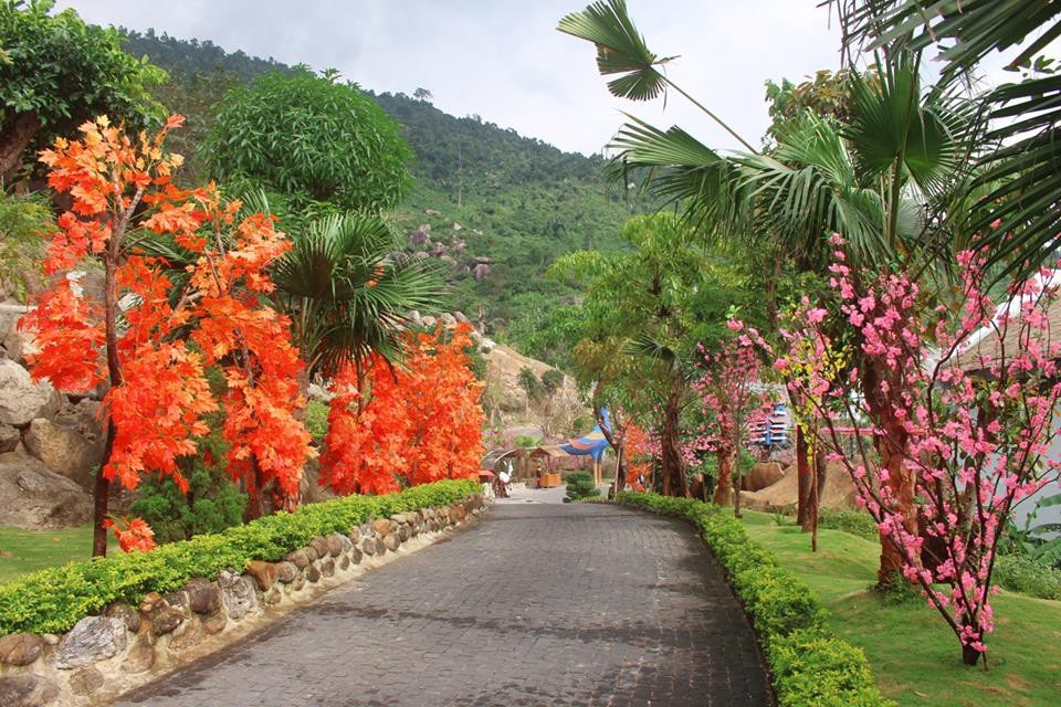 Ngâm suối khoáng nóng tự nhiên và hái lộc đầu năm ở Công viên suối khoáng nóng Núi Thần Tài