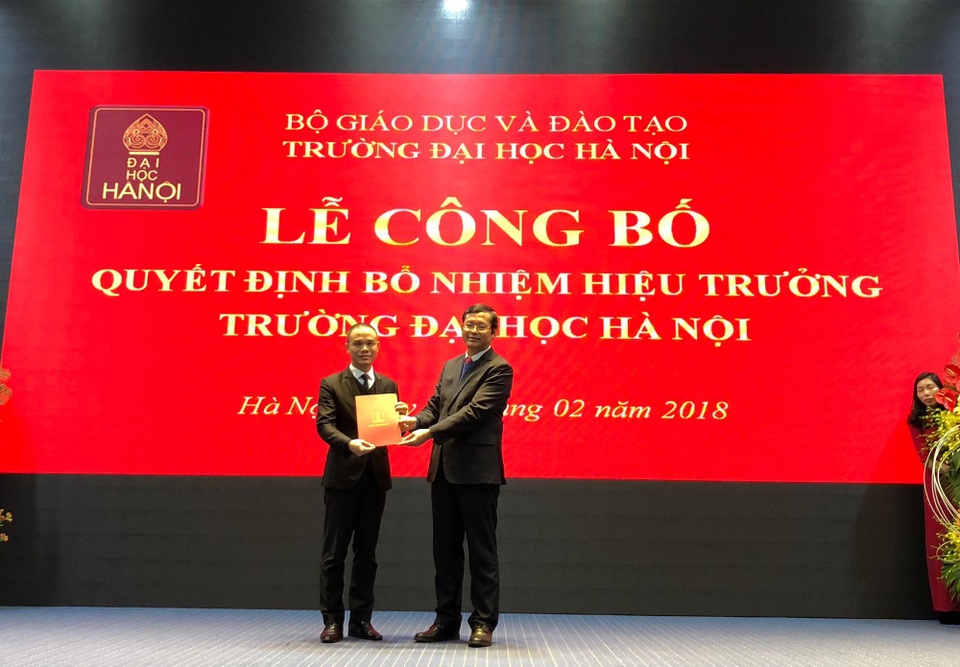 Trường Đại học Hà Nội có hiệu trưởng mới - 1
Thứ trưởng Bộ GD&ĐT Nguyễn Văn Phúc đã đại diện Bộ GD&ĐT trao Quyết định bổ nhiệm hiệu trưởng trường ĐH Hà Nội tới PGS.TS Nguyễn Văn Trào