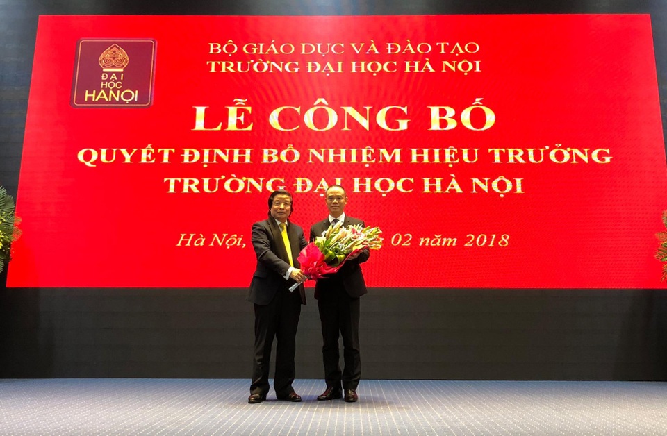 Trường Đại học Hà Nội có hiệu trưởng mới - 2
Nguyên Hiệu trưởng trường ĐH Hà Nội PGS.TSKH Nguyễn Đình Luận tặng hoa tân Hiệu trưởng trường nhiệm kỳ 2018 - 2023
