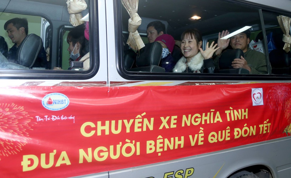 Ấm áp những chuyến xe nghĩa tình đưa bệnh nhân về quê ăn Tết - 6 Đúng 10h30, xe chuyển bánh đưa các bệnh nhân về ăn Tết.