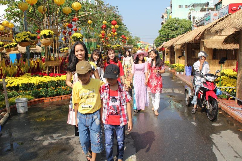 Xem những chú chó "tấu nhạc tài tử" ở đường hoa Cần Thơ - 9
Đường hoa nghệ thuật Cần Thơ sẽ phục vụ du khách từ ngày 12/2 (nhằm ngày 27 tháng Chạp Tết Nguyên đán) và kéo dài đến hết mùng 5 Tết Nguyên đán 2018.