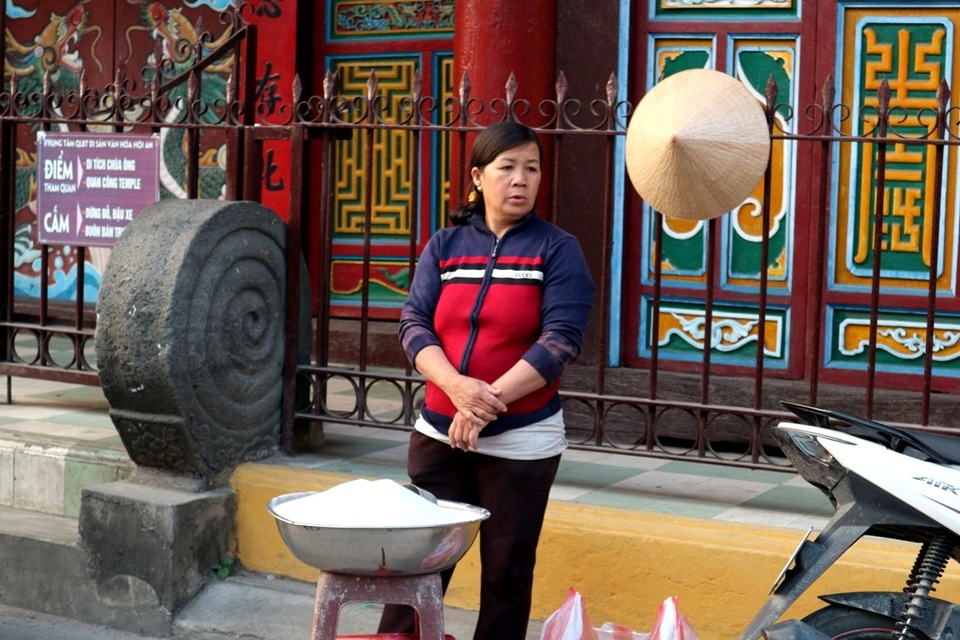 Những nghề “hái ra tiền” mỗi dịp Tết về - 7 Cát thay vào lư đồng phải là cát trắng, được sàng lọc kỹ lưỡng, phơi khô cho sạch để không còn dính sạn, sỏi