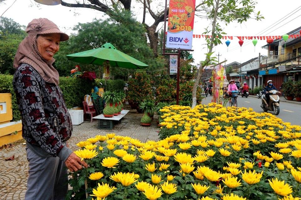 Hội An: Hoa Tết tăng giá, sức mua giảm - 8 Các chủ hoa cây cảnh đều hy vọng trong hai ngày cuối cùng của năm thị trường sẽ khá khẩm hơn