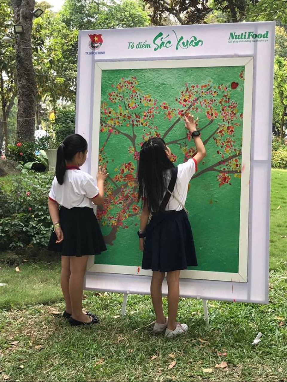 Dành 1,6 tỷ đồng chăm lo Tết cho 2.000 trẻ em nghèo - 2
Cùng nhau sáng tạo bức tranh chung.