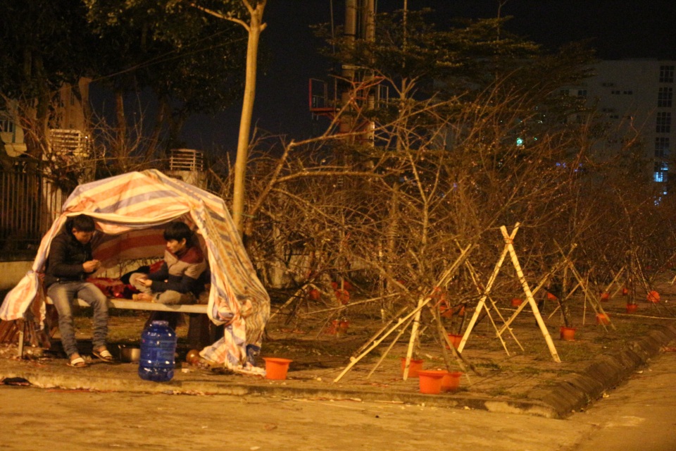 Chuyện những người dựng lều bên đường “chờ” Tết - 4