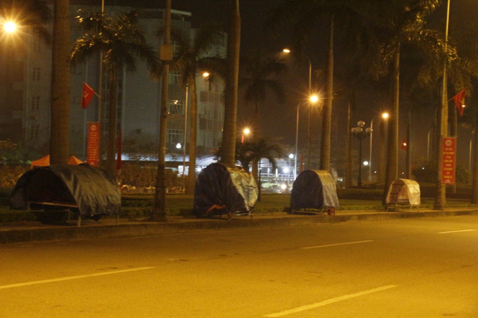 Những túp lều dã chiến được những người bán quất, đào... dựng lên