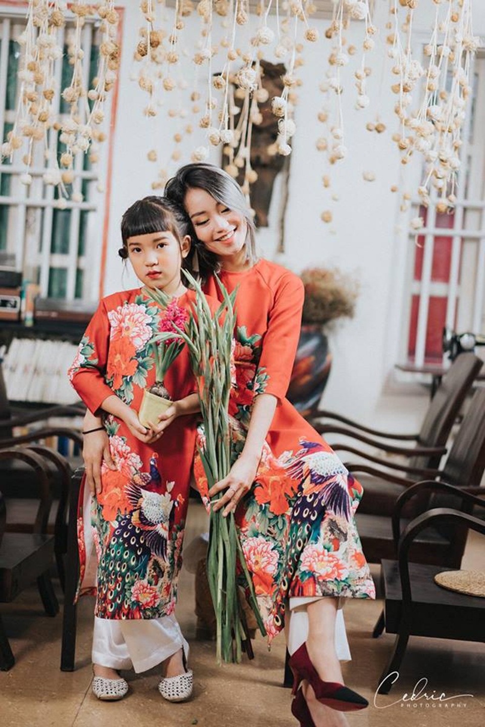 Hot girl Việt tưng bừng khoe ảnh đón Tết rực rỡ - 1
Bà mẹ một con Mi Vân diện áo dài đôi rực rỡ trong bộ ảnh Tết chụp cùng con gái Bào Ngư. Hiện tại, Mi Vân đang là một cô giáo dạy piano kiêm một chủ shop thời trang. Bước sang tuổi 30, Mi Vân ngày càng chững chạc, đằm thắm, nụ cười với má lúm duyên dáng hút hồn người đối diện.