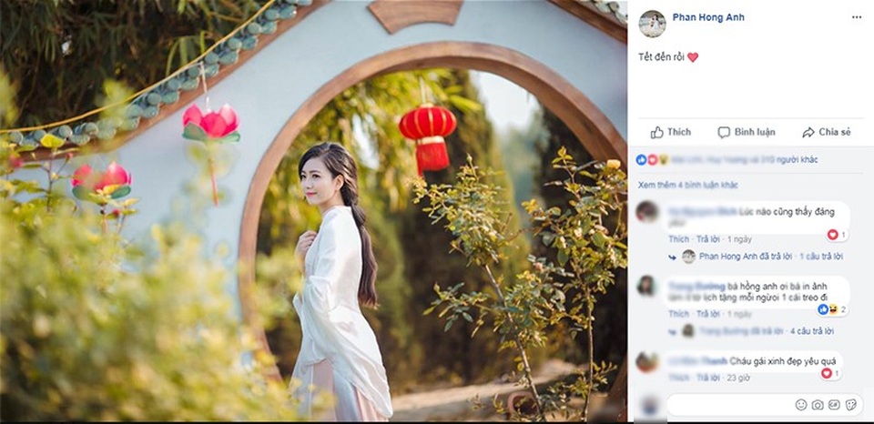 Hot girl Việt tưng bừng khoe ảnh đón Tết rực rỡ - 2
“Cô giáo hotgirl” Phan Hồng Anh diện áo dài trắng nền nã, hoài cổ khi những ngày Tết truyền thống đang đến gần