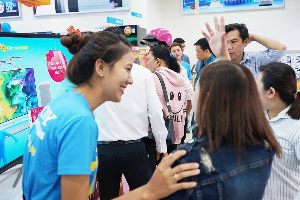 TV thông minh, loa kéo gây sốt dịp tết, tăng trưởng đột biến - 1 Người dân đi mua sắm TV tăng đột biến dịp cận Tết