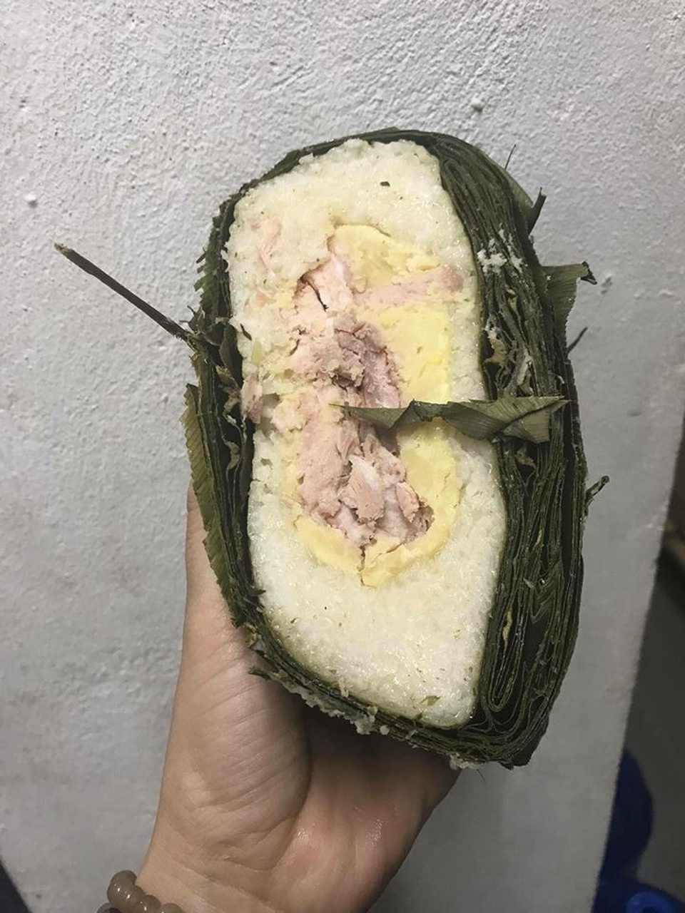Ngậm quả đắng vì mua đồ ăn trên mạng đón Tết Nguyên đán - 1
Chiếc bánh chưng sống, vỏ nhiều mà gia đình anh Thịnh mua về.