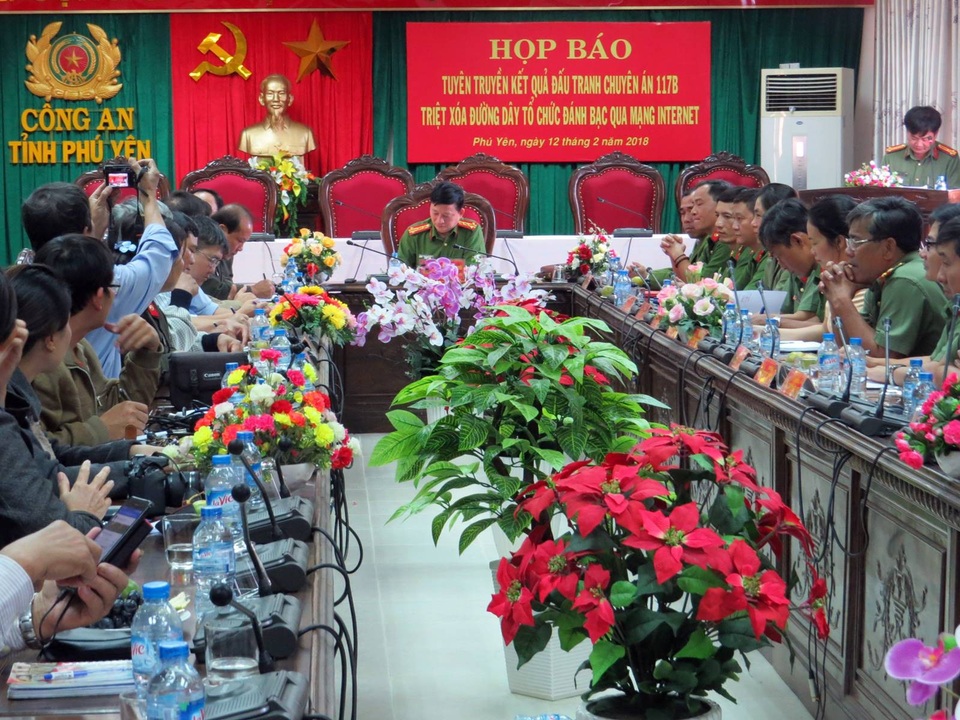 Triệt phá đường dây cá độ bóng đá 200 tỷ đồng - 2 Buổi họp báo chiều ngày 12/2