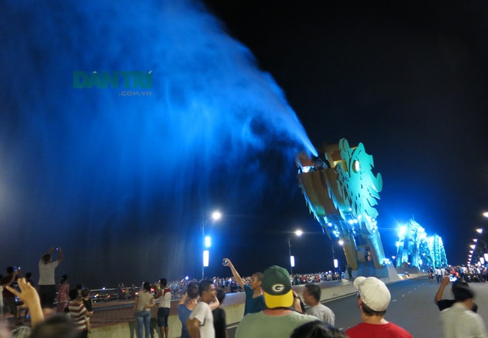 Cầu Rồng phun lửa, phun nước suốt 5 đêm liền trong dịp Tết Nguyên Đán Mậu Tuất 2018