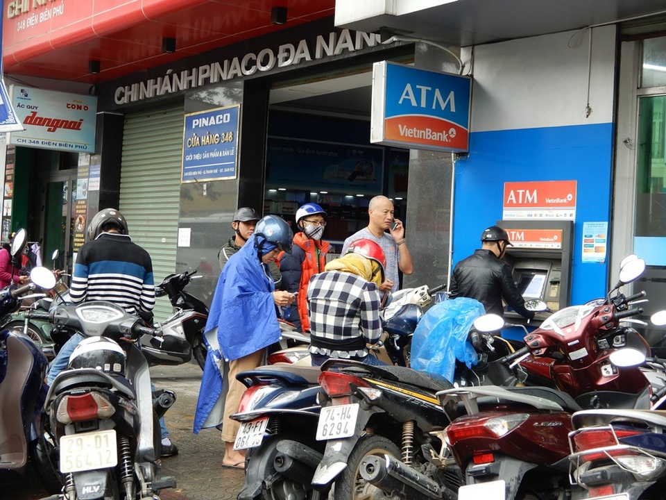 Xếp hàng dài trước cây ATM chờ rút tiền - 3 Một cây AMT trên đường Điện Biên Phủ