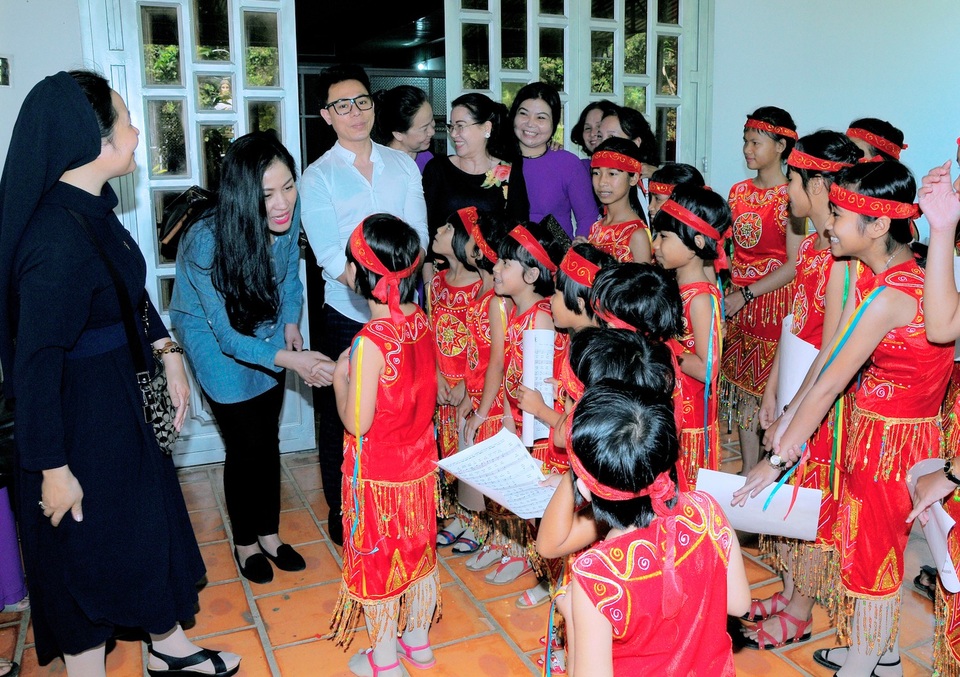 Nhạc sĩ Vũ Thành An xây mái ấm cho trẻ em bất hạnh ở Bình Phước - 1 Ca sĩ Ngọc Châm thay mặt nhạc sĩ Vũ Thành An đến dự lễ khánh thành mái ấm.
