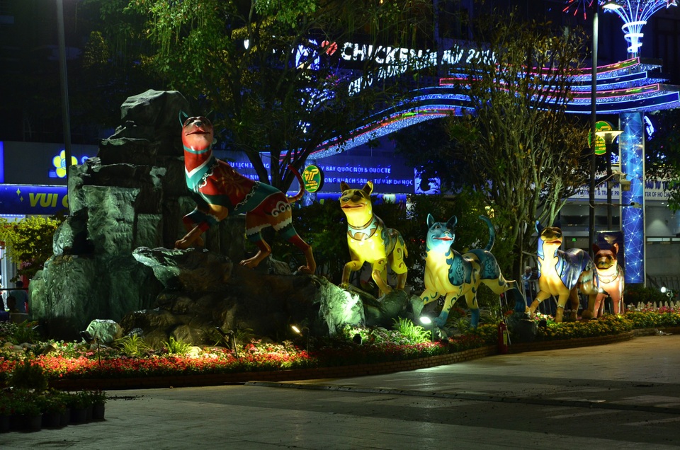 Ngắm Đường hoa Nguyễn Huệ 2018 trước giờ khai mạc - 11 Đàn chó Phú Quốc, linh vật đường hoa Nguyễn Huệ xuân Mậu Tuất 2018