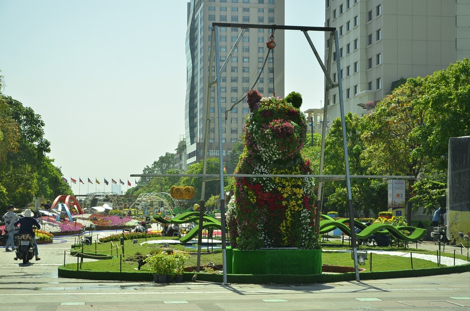Ngắm Đường hoa Nguyễn Huệ 2018 trước giờ khai mạc - 9 Một chú chó được tạo hình bằng hoa tươi