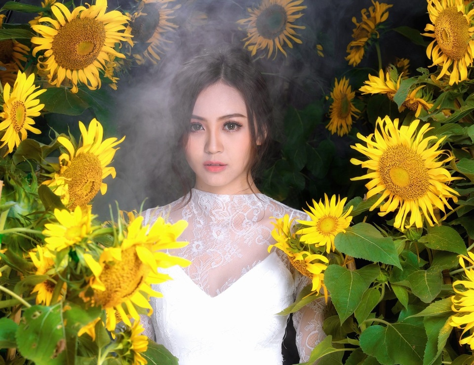 
“Từ sau khi đăng quang Hoa Khôi Nam Bộ, Yến cảm thấy cuộc sống của mình cũng không có quá nhiều thay đổi. Yến tham gia các show cảm thấy phù hợp với mình, khi cầm trên tay số tiền cat- sê Yến thấy vui lắm và Yến đã trang trải được phần nào cho bản thân”, cô cho biết.
