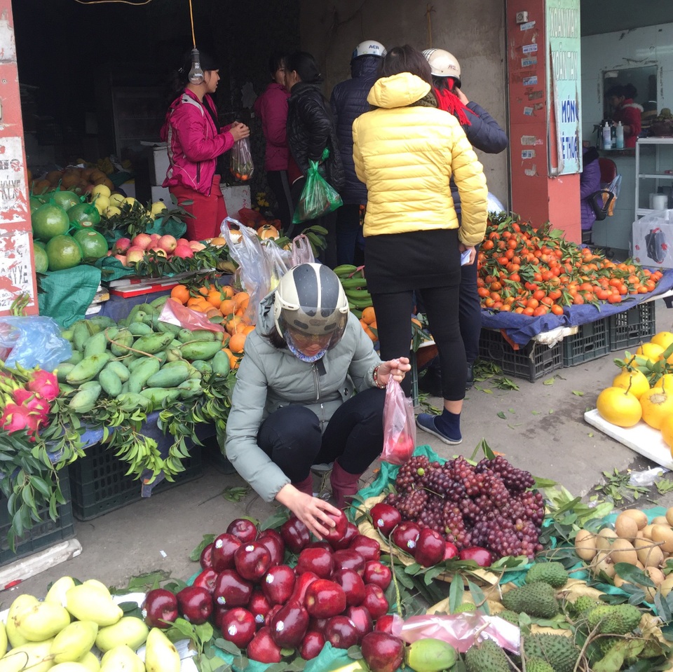 Hoa quả thắp hương thi nhau "nhảy" giá ngày cận Tết - 2 Hoa quả thắp hương thi nhau "nhảy" giá ngày cận Tết - 2