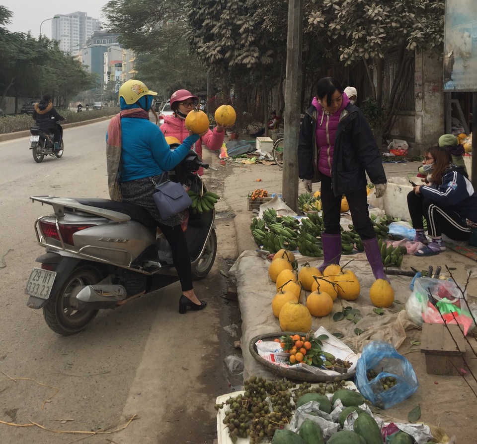 Hoa quả thắp hương thi nhau "nhảy" giá ngày cận Tết - 1
Chuối, bưởi tăng gấp 2-3 ngày thường