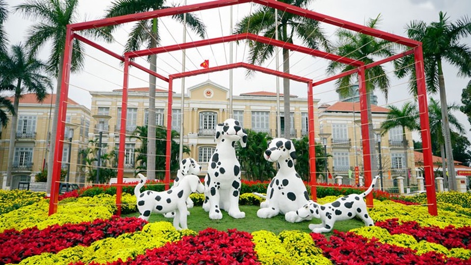 Đường hoa Tết Bạch Đằng đang hoàn tất đón khách du xuân