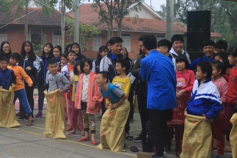 Nhiều trò chơi dân gian tạo sự hứng thú cho trẻ em.