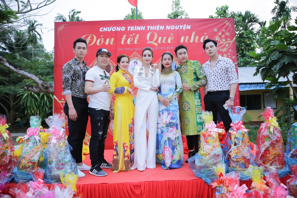 Hoa khôi Bảo Ngọc tổ chức Tết sớm cho người dân nghèo Sóc Trăng - 8 Hoa khôi Bảo Ngọc tổ chức Tết sớm cho người dân nghèo Sóc Trăng - 8
