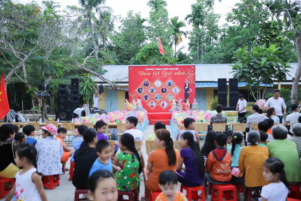 Hoa khôi Bảo Ngọc tổ chức Tết sớm cho người dân nghèo Sóc Trăng - 2 Sau nhiều năm xa quê hương, cô trở về giúp đỡ những hoàn cảnh khó khăn.