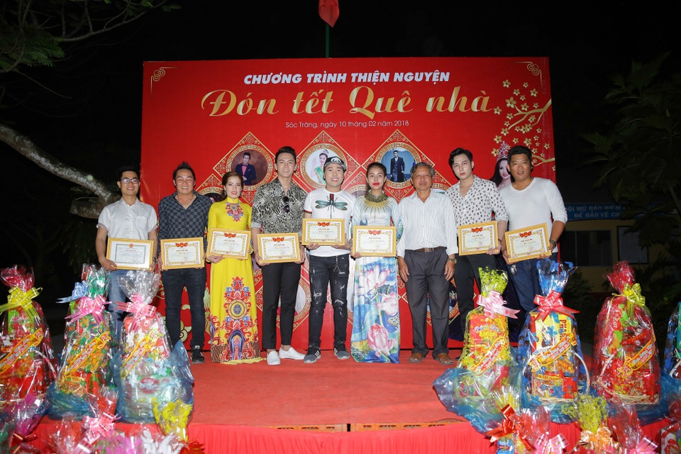 Hoa khôi Bảo Ngọc tổ chức Tết sớm cho người dân nghèo Sóc Trăng - 7 Chương trình có sự tham gia của nhiều diễn viên, người mẫu.