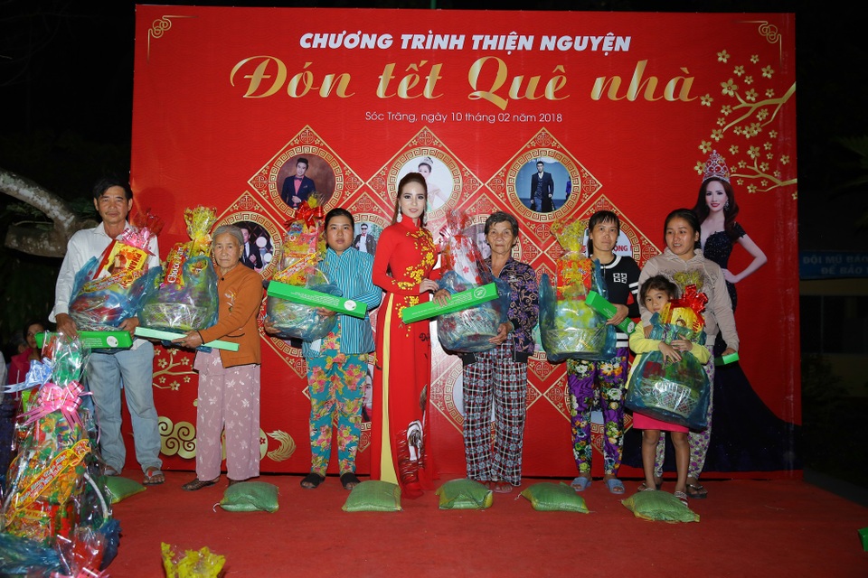 Hoa khôi Bảo Ngọc tổ chức Tết sớm cho người dân nghèo Sóc Trăng - 5 Phần quà là những gói bánh kẹo, bao gạo để người dân bớt chút khó khăn trong mấy ngày Tết sắp tới.