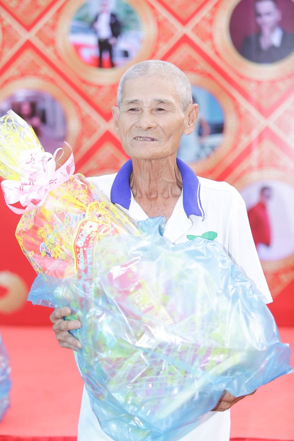 Hoa khôi Bảo Ngọc tổ chức Tết sớm cho người dân nghèo Sóc Trăng - 4 Người dân vui mừng cầm trên tay phần quà Tết.