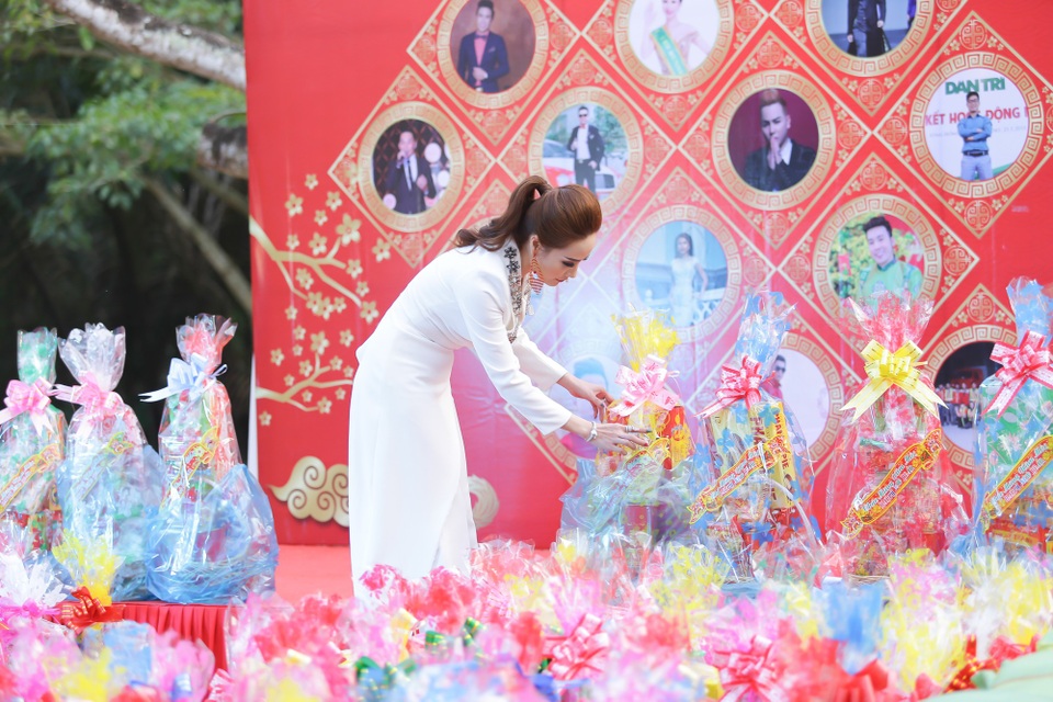 Hoa khôi Bảo Ngọc tổ chức Tết sớm cho người dân nghèo Sóc Trăng - 1 Hoa khôi Doanh nhân Bảo Ngọc chuẩn bị 250 phần quà Tết cho người nghèo.