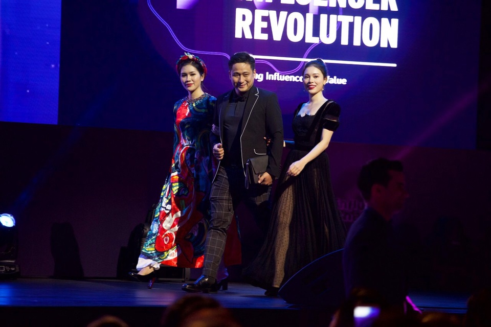 Vợ chồng Minh Tiệp hội ngộ “Tiểu long nữ” Phạm Văn Phương - 5 Quán quân The look 2017 - diễn viên Linh Rin - Cô cũng từng là học viên tại công ty MTS Việt Nam của Minh Tiệp và lần này cũng chính là ông bầu Minh Tiệp đã đưa cô học trò này sang Singapore để học hỏi và giao lưu với các nghệ sĩ nước bạn.