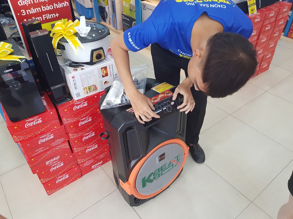 TV thông minh, loa kéo gây sốt dịp tết, tăng trưởng đột biến - 2 Loa kéo
