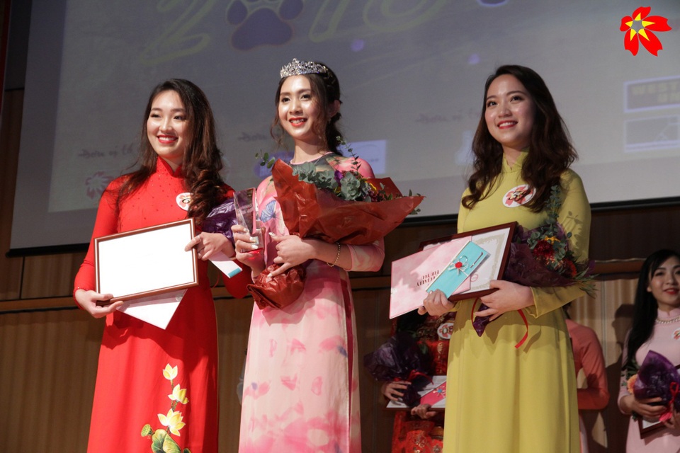 Hoa khôi du học sinh Việt tại Nhật: "Tết là dịp để trưởng thành" - 3 Ngọc Hiệp (giữa) rạng rỡ trong khoảnh khắc đăng quang Miss VYSA 2017.