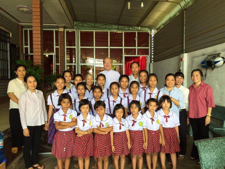 Nhạc sĩ Vũ Thành An xây mái ấm cho trẻ em bất hạnh ở Bình Phước - 3 Nhạc sĩ Vũ Thành An cùng các trẻ mồ côi nhân dịp ông về nước.