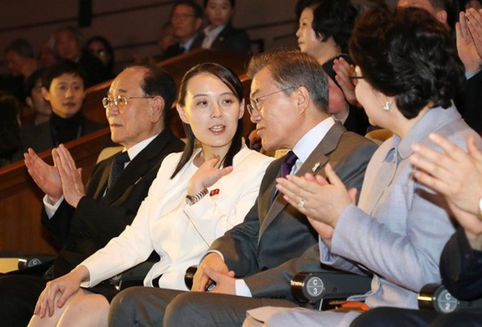 Nụ cười đầy sức mạnh của em gái ông Kim Jong-un - 1
Tổng thống Hàn Quốc Moon Jae-in và cô Kim Yo-jong tại buổi hòa nhạc. Ảnh: Reuters
