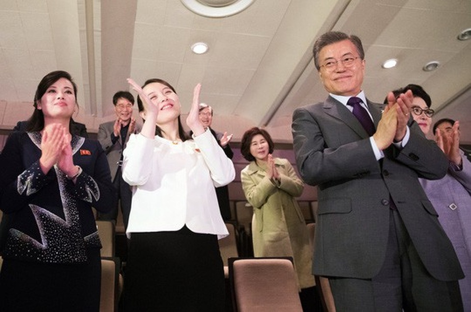 Nụ cười đầy sức mạnh của em gái ông Kim Jong-un - 2
Tổng thống Hàn Quốc Moon Jae-in và cô Kim Yo-jong vỗ tay sau khi xem một màn trình diễn tại buổi hòa nhạc. Ảnh: Reuters