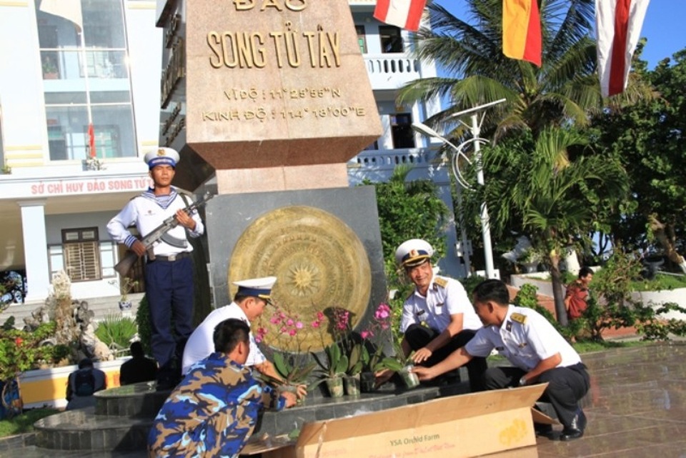 Hình ảnh Tết sớm trên đảo Trường Sa - 4 Tặng hoa phong lan cho đảo Song Tử Tây