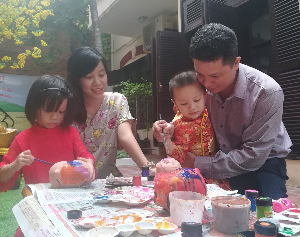Bố mẹ chi tiền triệu cho con học trải nghiệm Tết - 2 Bố mẹ chi tiền triệu cho con học trải nghiệm Tết - 2