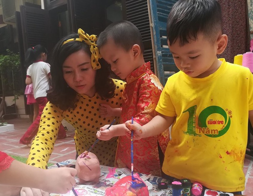 Bố mẹ chi tiền triệu cho con học trải nghiệm Tết - 3 Nhiều gia đình chi tiền triệu cho con theo học các khóa học trải nghiệm về Tết truyền thống